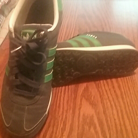 Mens addidas tennis shoes - Picture 2 of 5